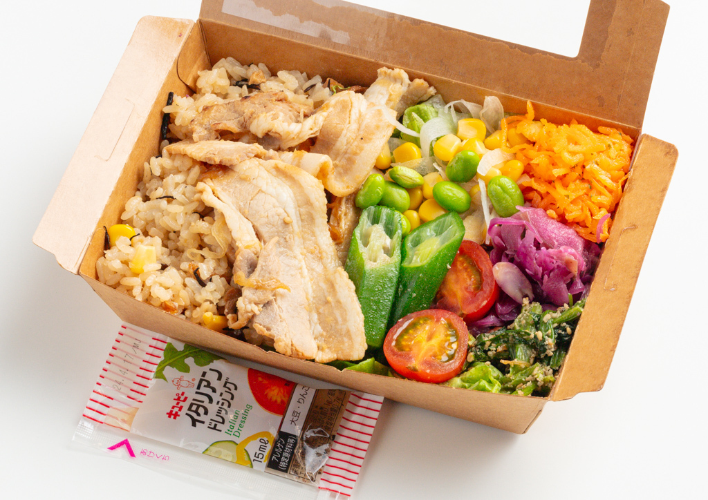 芹沢屋名物「特製炊き込みご飯とたっぷり野菜」のお弁当 豚バラ生姜焼き