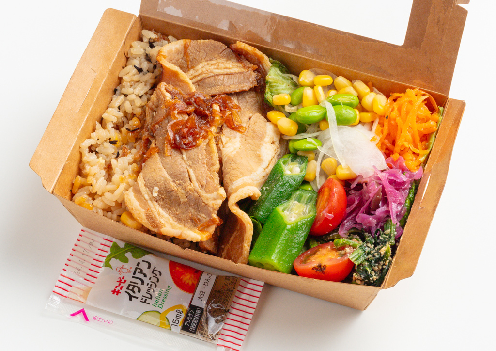 芹沢屋名物「特製炊き込みご飯とたっぷり野菜」のお弁当 豚バラすき焼き