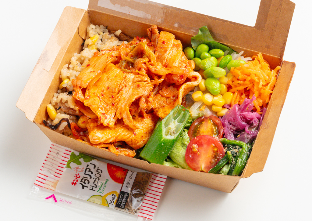 芹沢屋名物「特製炊き込みご飯とたっぷり野菜」のお弁当 豚キムチ